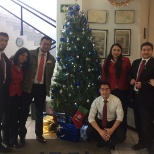 compañeros de trabajo y árbol de navidad